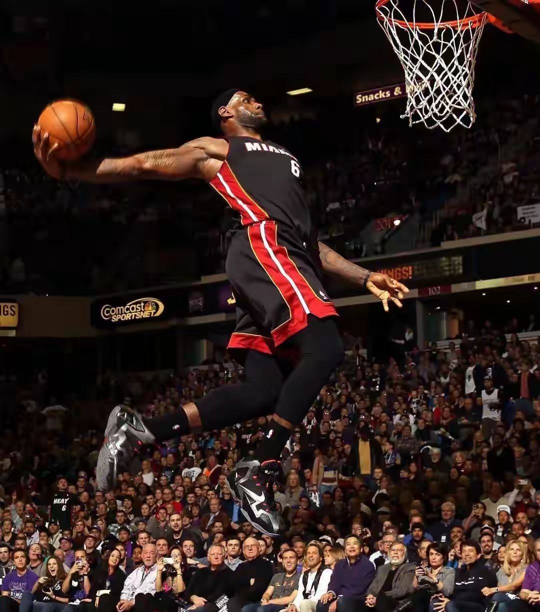 爱游戏aiyouxi首页詹姆斯在独行侠比赛中高光表现，出色防守引发热议！(詹姆斯单核带队夺冠)